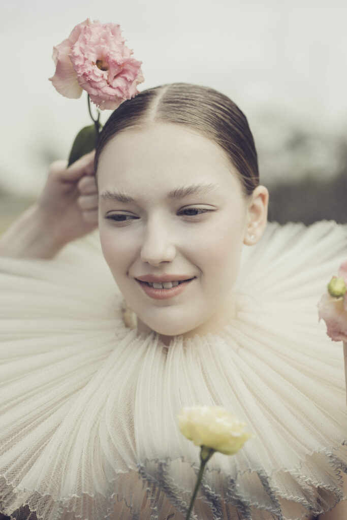 בחורה עם פרח